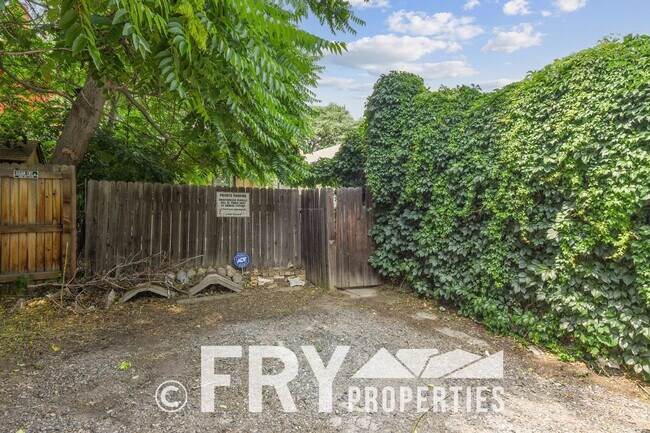 Building Photo - Cozy 1/2 Duplex in Congress Park