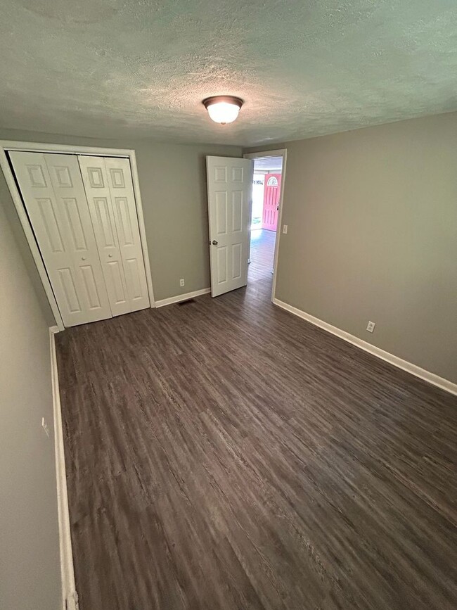 Building Photo - Carrollton City Apartment Available Now wi...