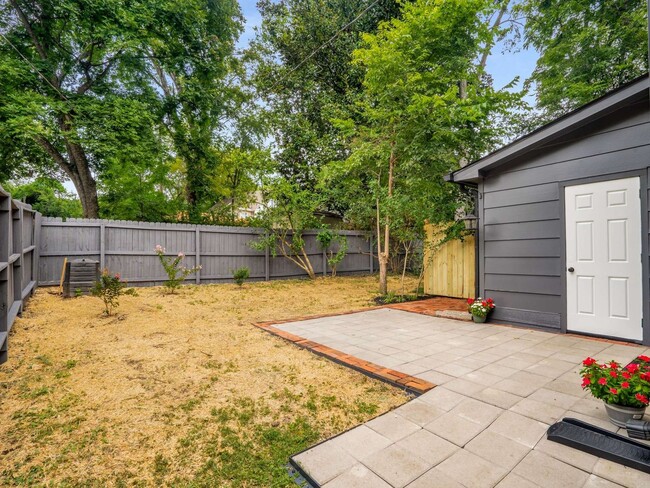 Building Photo - Awesome 2BE/1.5BA duplex in fantastic location in Nashville!