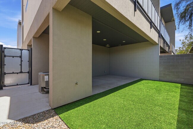 Building Photo - 2727 E Thomas Rd