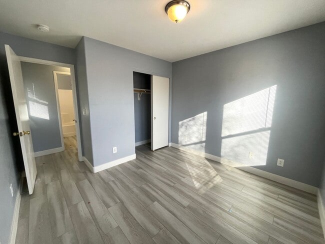 Building Photo - Cute 2 bed 2 bath townhouse with 1 car garage and washer and dryer in unit