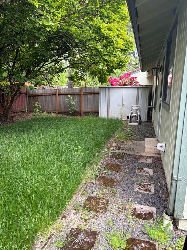Building Photo - 2 Bedroom Duplex in Newberg