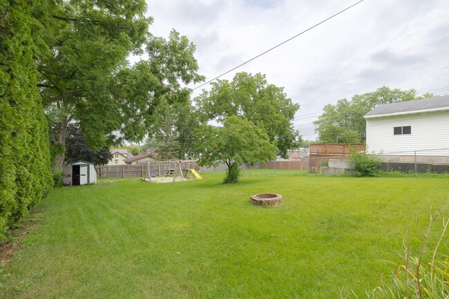 Building Photo - Large Single Family Home for Rent!
