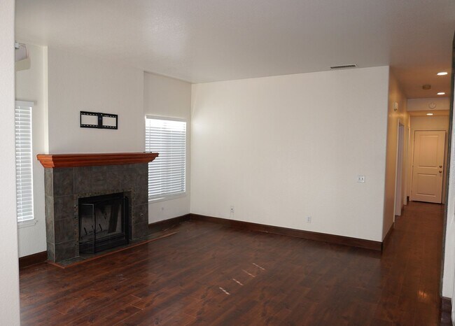 Building Photo - 10386 Meadow Creek Dr