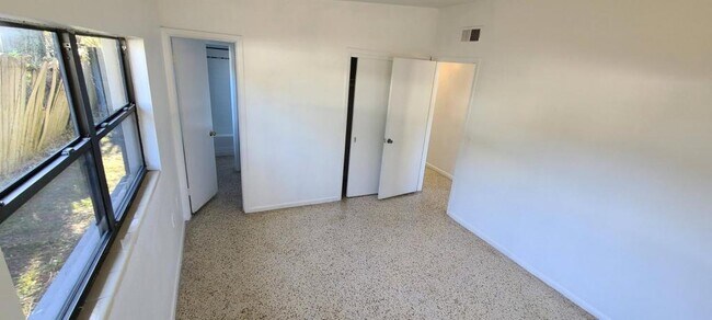 Building Photo - 2027 BENTLEY ST