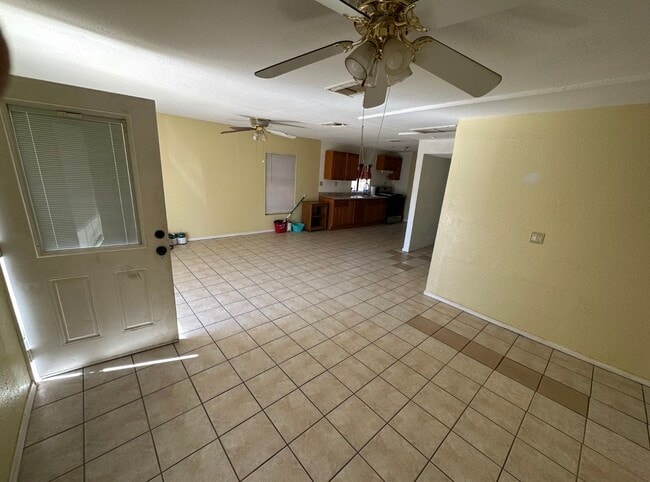 Building Photo - 106 E Vaughn Ave