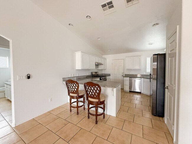 Building Photo - 29 Palms Home with Garage