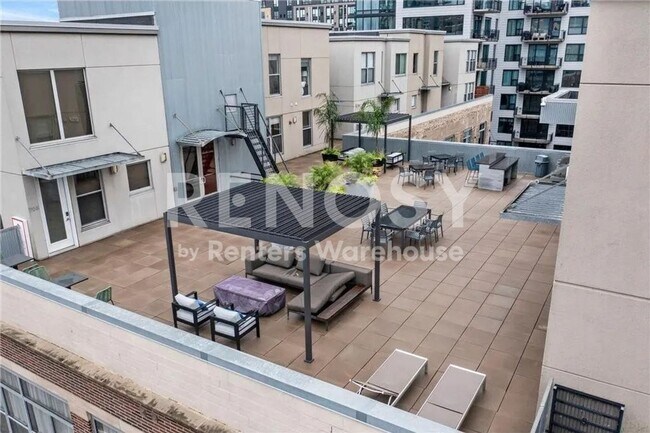 Building Photo - Downtown Luxury Condo Available!