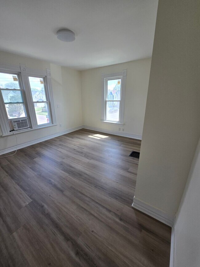 Building Photo - 2 BEDROOM SINGLE FAMILY HOME