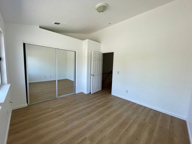 Building Photo - Spacious 2 Bedroom Condo with Garage — Min...