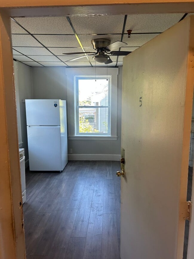 Building Photo - Studio Apartment for Rent – Utilities Incl...