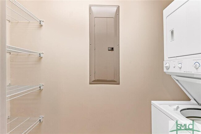 Building Photo - 301 W Taylor St