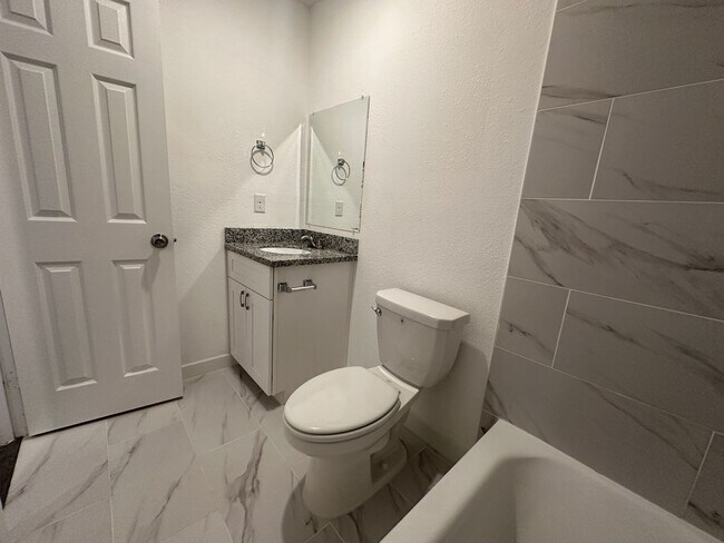 Building Photo - 3-Bedroom Duplex with Modern Finishes & Fu...