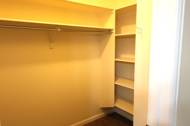 Building Photo - CUTE, CUTE, CUTE 3 BDRM TOWNHOME WITH GAS FIREPLACE!