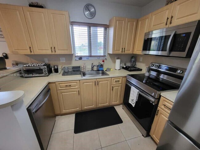 Building Photo - 3415 NE 9th Dr