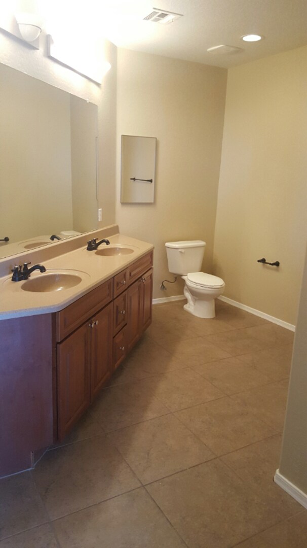 Building Photo - 3 bed 2 bath Condo