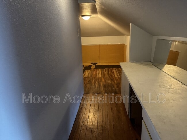 Building Photo - 901 W Brockett St