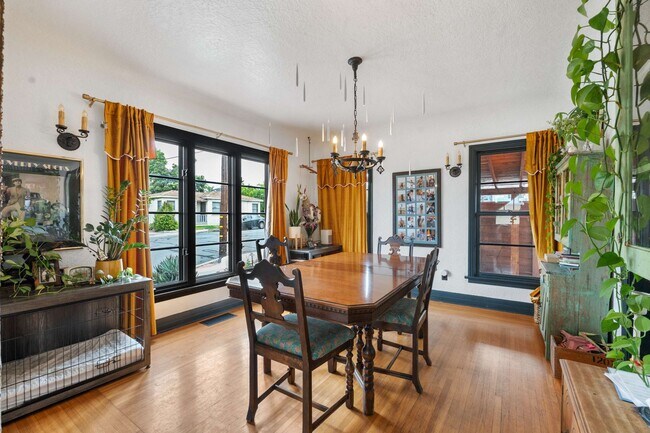 Building Photo - Historic Charm Meets Modern Living – Stunning 5 Bedroom Home on Iconic Myrtle Avenue