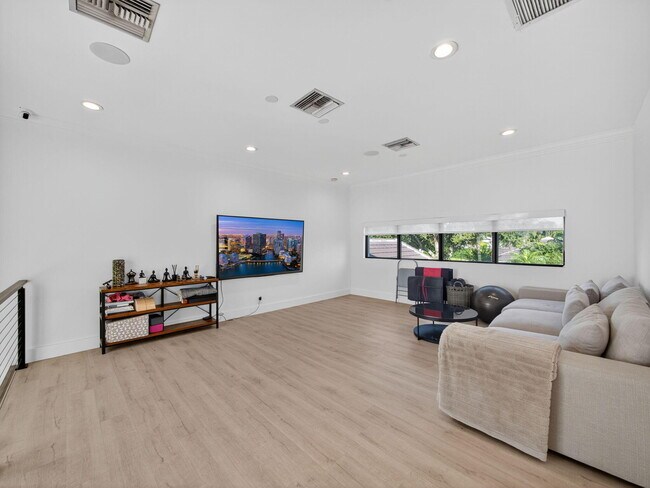 Building Photo - 125 Pembroke Dr