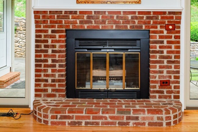 Building Photo - New Listing!
