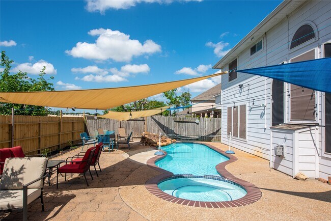 Building Photo - 10815 Oak Bayou Ln