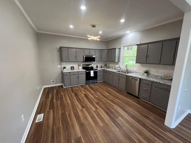 Building Photo - 707 Piedmont Way