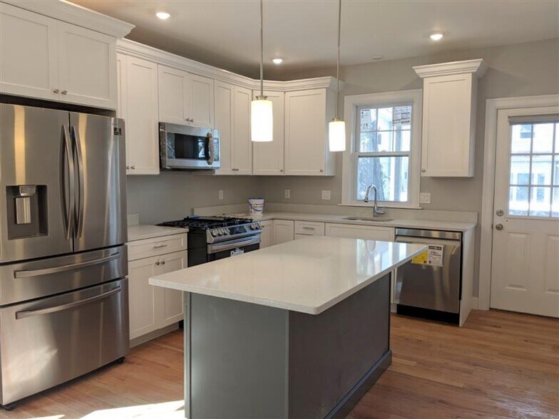 Primary Photo - 16 Bowen Ave