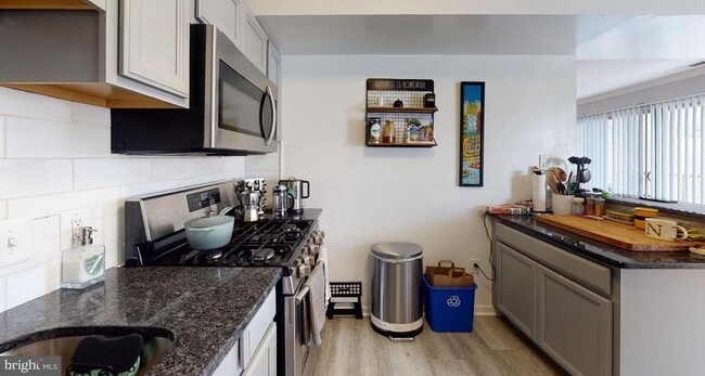 Building Photo - 31 Canterbury Square