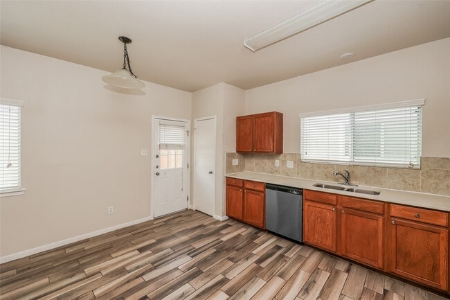 Building Photo - 6127 Settlers Lake Cir E