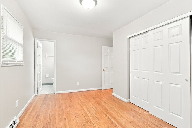 Building Photo - 5233 Fullerton Dr