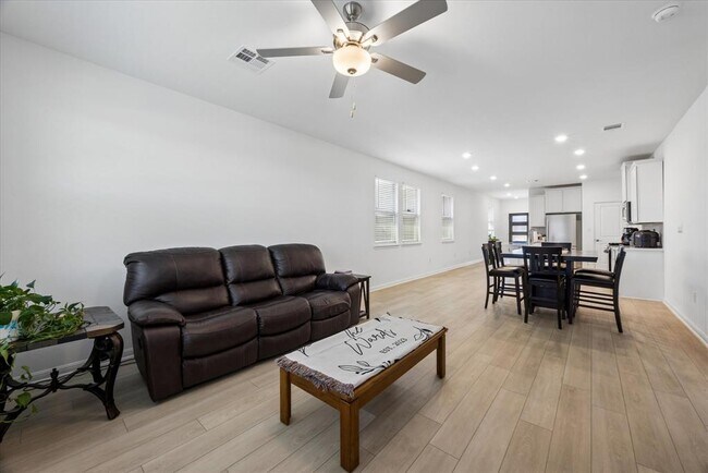 Building Photo - 685 Papaya Dr
