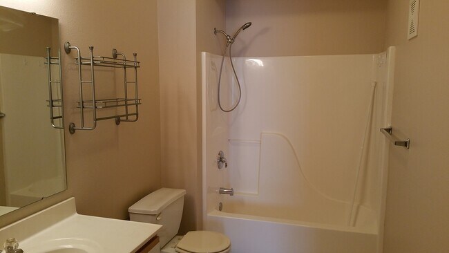 Building Photo - 2 bedroom, 1 bath condo on Iowa City's southeast side