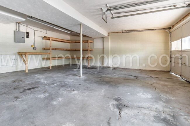 Building Photo - Beautiful 3 Bedroom / 2.5 Bath | 120th and...