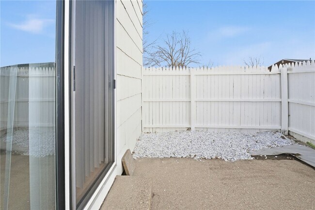 Building Photo - 17 Willowick Dr