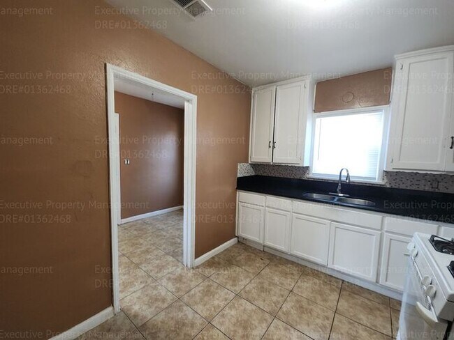 Building Photo - Charming 2 bedroom, 1 bathroom house near ...