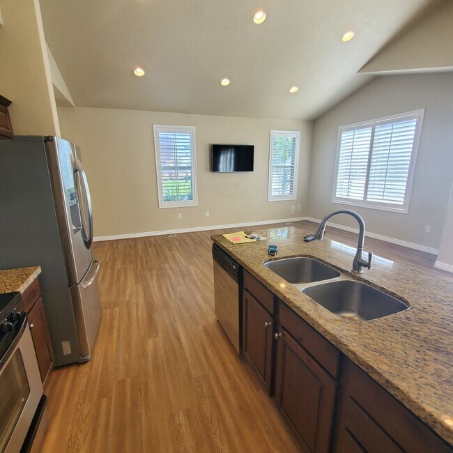 Building Photo - Incredible Lehi Townhouse