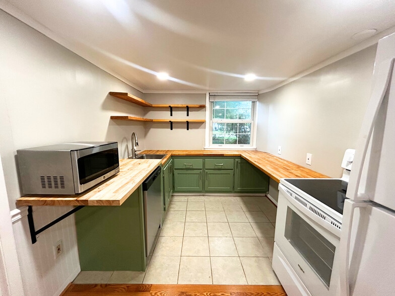 Building Photo - 8070 Esterbrook Dr