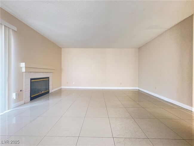 Building Photo - 924 Carmel Shrs Dr