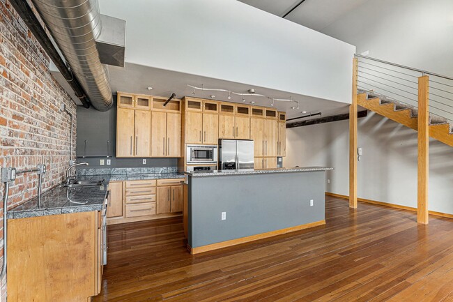 Building Photo - Downtown Loft, Historic Building, Remodeled,