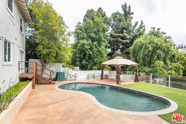 Building Photo - 5326 Leghorn Ave