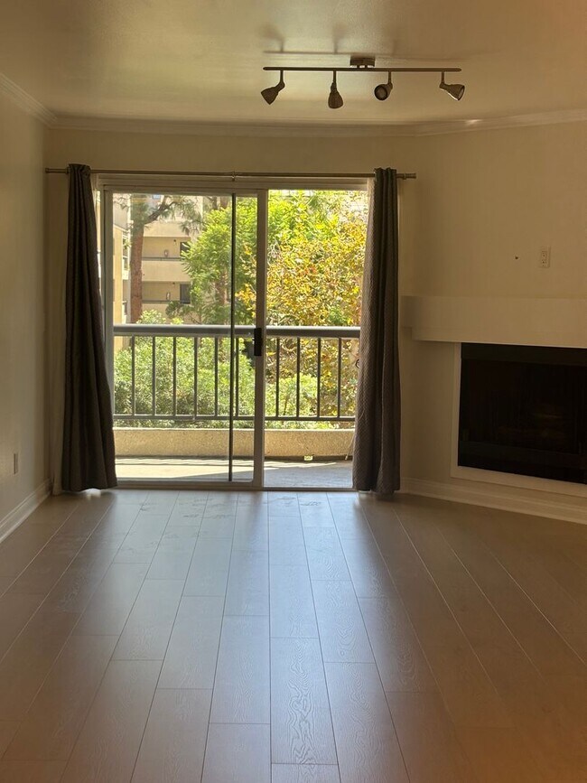 Building Photo - Amazing 1 Bedroom Condo at "The Met" Woodl...