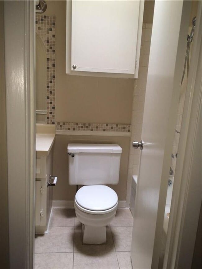 Building Photo - 602 W 51st St #101, Large, fully updated 1 story unit in great location.