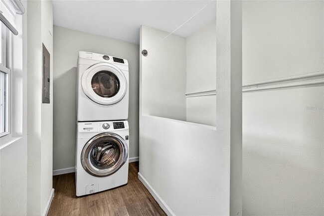 Building Photo - 809 E Baker St