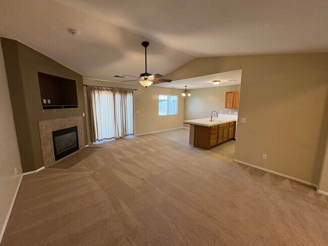 Building Photo - Lovely NW Visalia Home Near Shopping Centers Available Now!