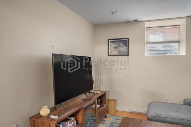 Building Photo - 322 E 6th Ave