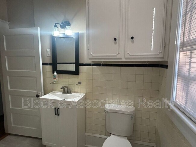 Building Photo - 1304 Bogart St