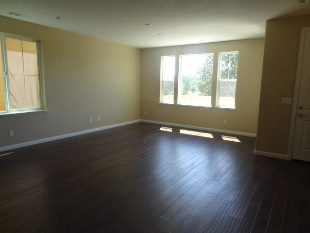 Building Photo - 2121 Pasqual Dr