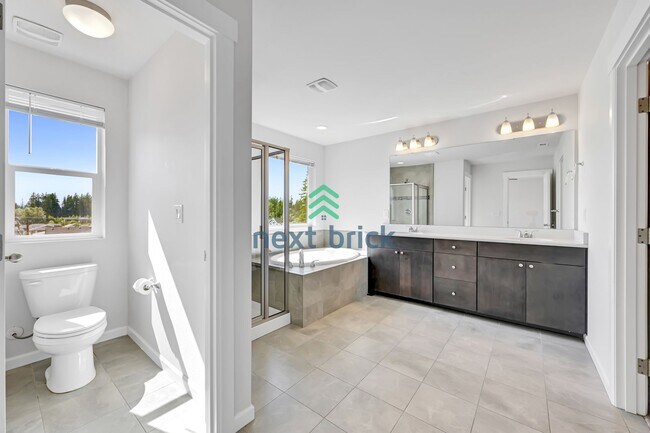 Building Photo - Spacious 5 bedrooms and 3 bathrooms Cul-de...