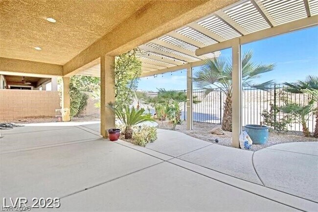 Building Photo - 2117 Thames View St