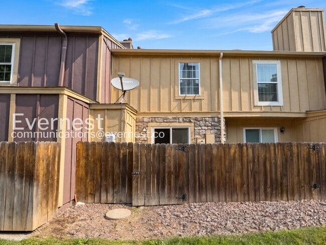 Building Photo - 3 Bed/2.5 Bath Townhome with Fenced Yard / Available Now!